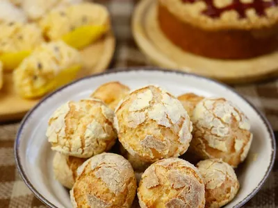 Tigela de pães de queijo recém-assados